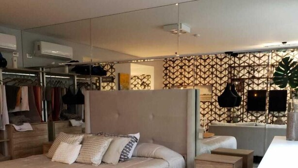 Un dormitorio moderno con una cama grande, un armario y una zona de escritorio.