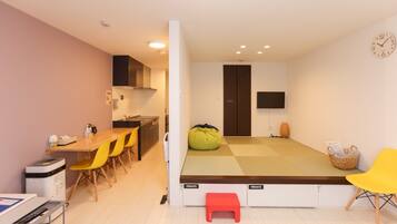 Kjøleskap, mikrobølgeovn, kokeplater og kjøkkenutstyr