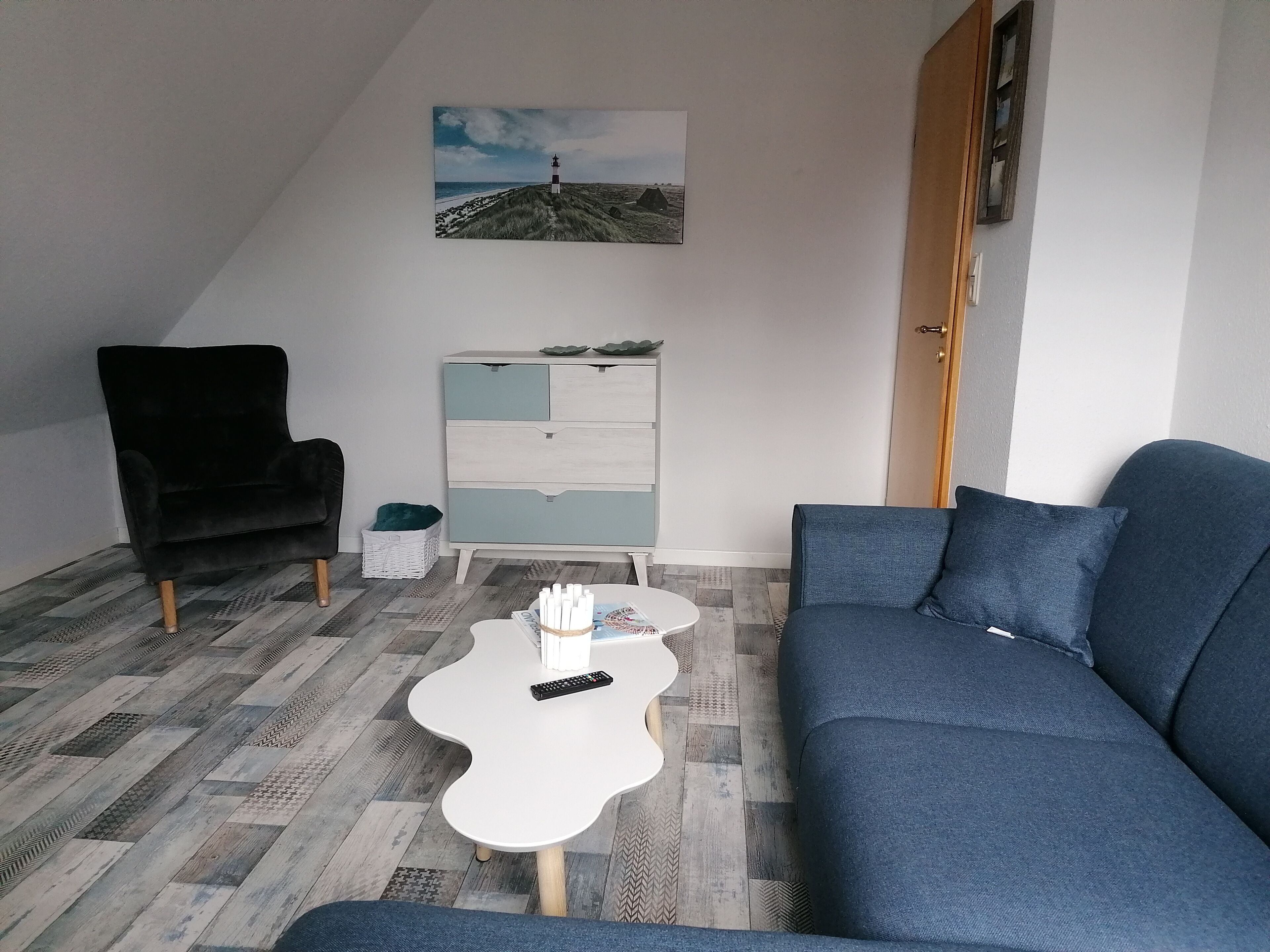 Smart-TV, DVD-Player, Bücher, Stereoanlage