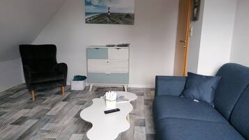 Smart-TV, DVD-Player, Bücher, Stereoanlage