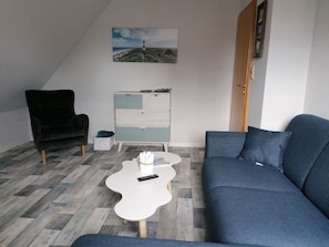 Smart TV, DVD player, books, stereo - romantic Oberstübchen (Norden)