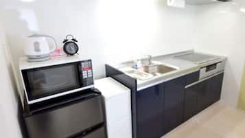 Réfrigérateur, micro-ondes, plaque de cuisson