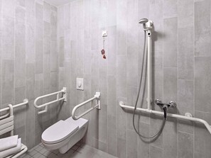 Shower, towels, soap, shampoo - B&B HOTEL Köln-Porz (Cologne)