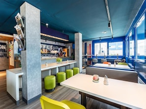 Petit déjeuner buffet (13.9 EUR par personne)