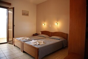 Espacio para trabajar con laptop y tabla de planchar con plancha 