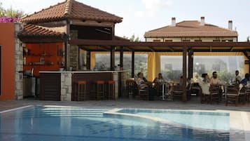 Quầy bar bên hồ bơi