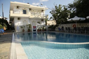 Seasonal outdoor pool, pool loungers - Kalliopi Hotel (Minoa Pediada)