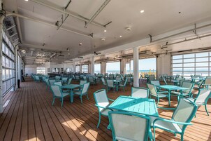 2 bár/társalgó, medence melletti bár és vízparti bár