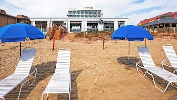 På stranden, vit sandstrand och strandbarer