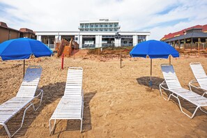 Am Strand, weißer Sandstrand, Strandbar