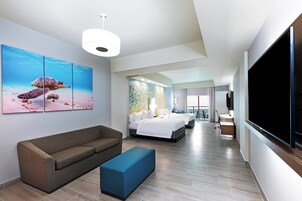 Szabadtéri medence, nyitva 9:00 és 22:00 között, napernyők