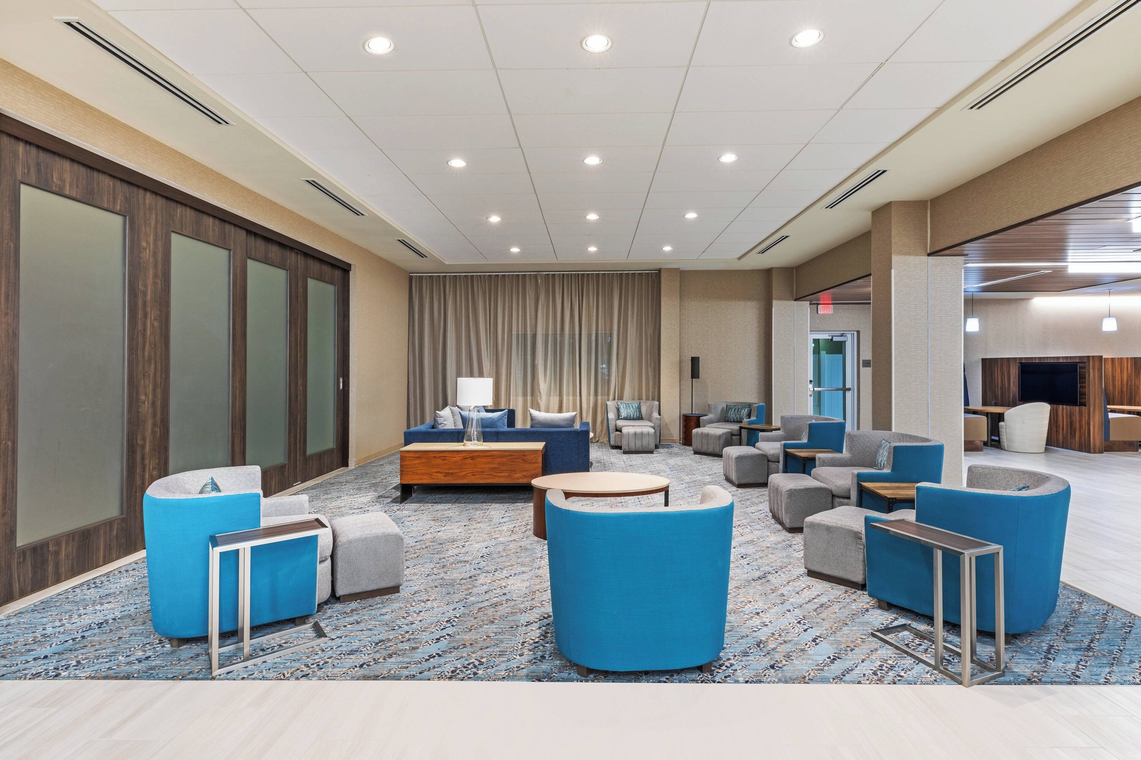 2 bars/lounges, poolside bar, beach bar