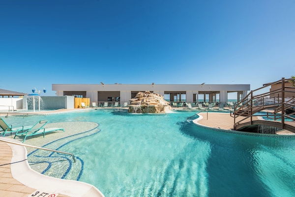 Kolam renang terbuka, dibuka dari pukul 9:00 hingga 22:00, payung kolam