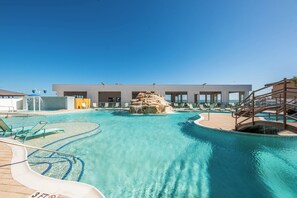 Ulkouima-allas avoinna 9.00–22.00, aurinkovarjoja, aurinkotuoleja