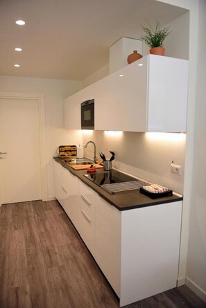 Fridge, microwave, oven, stovetop - le Rondinelle - Superior studio apartment (Como)