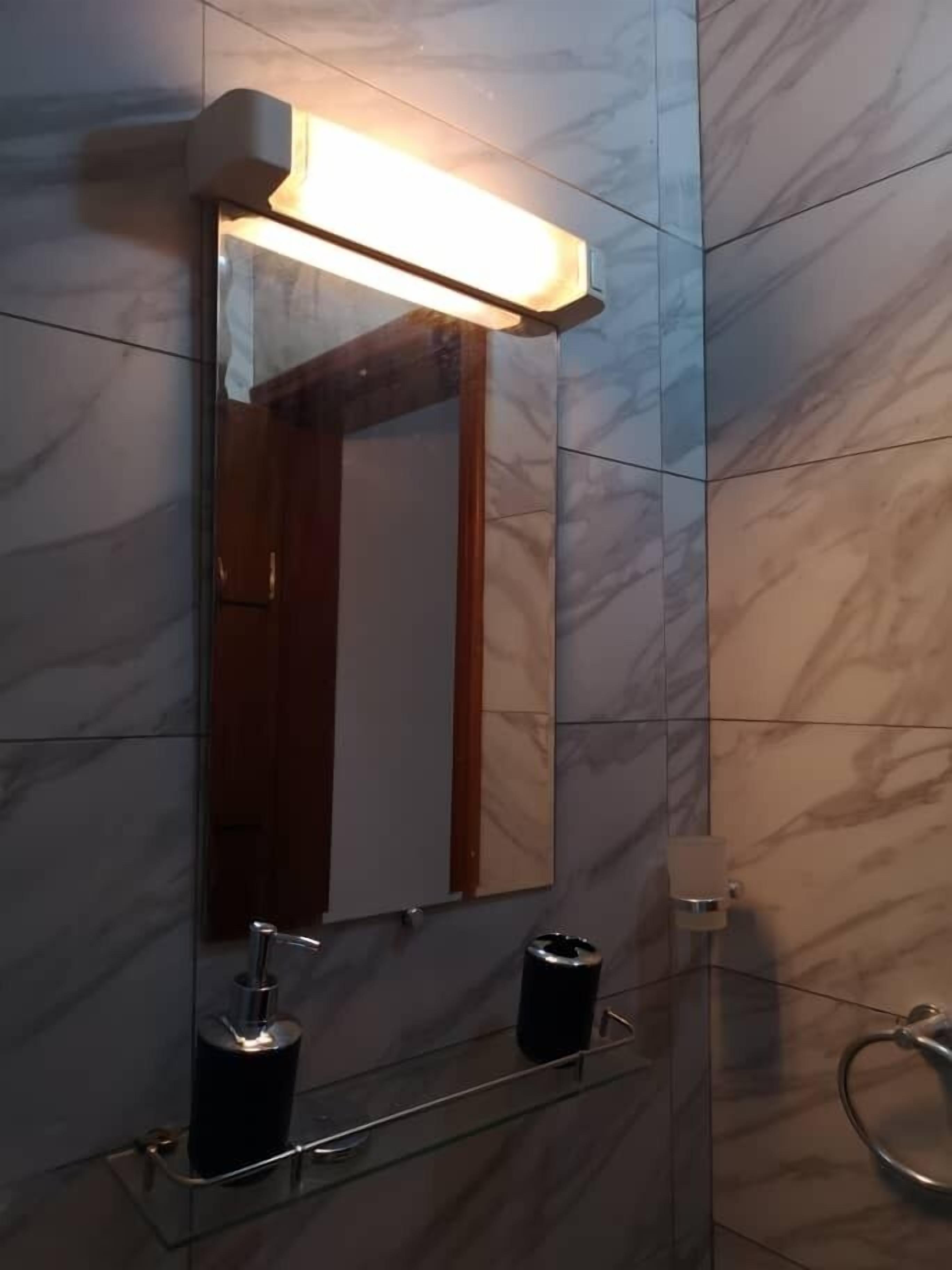 Deluxe Studio | Bathroom | Shower, rainfall showerhead, hair dryer, towels