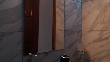 Deluxe Studio | Bathroom | Shower, rainfall showerhead, hair dryer, towels