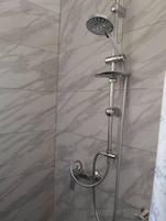 Deluxe Studio | Bathroom shower