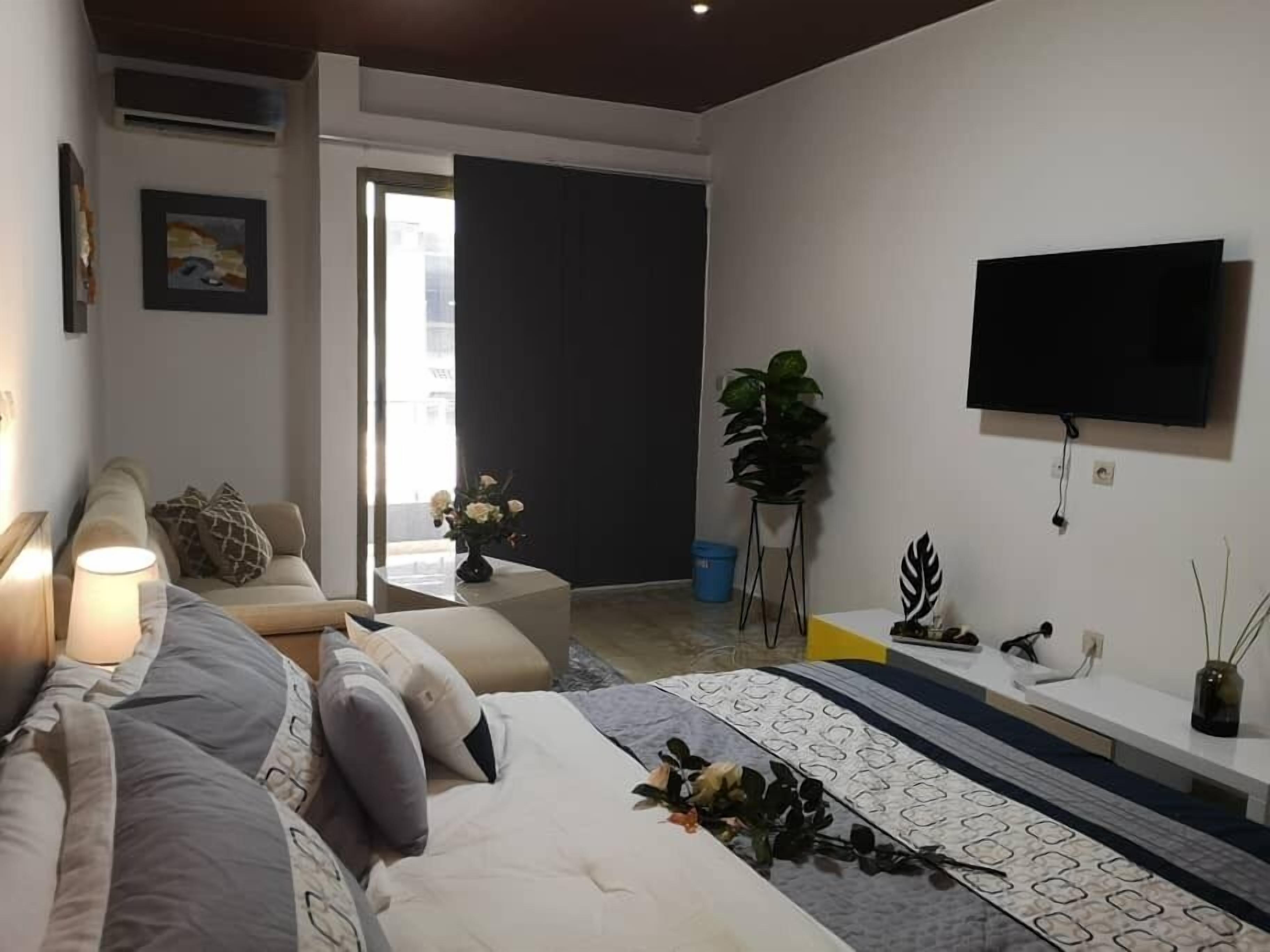 Deluxe Studio | Individually decorated, individually furnished, blackout drapes