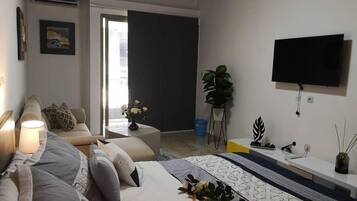 Deluxe Studio | Individually decorated, individually furnished, blackout drapes