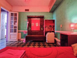 Cortinas blackout, wifi gratis y ropa de cama