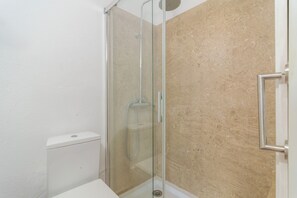Ensemble baignoire-douche, séchoir à cheveux, bidet, serviettes fournies