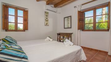 4 bedrooms, iron/ironing board, free WiFi, bed sheets