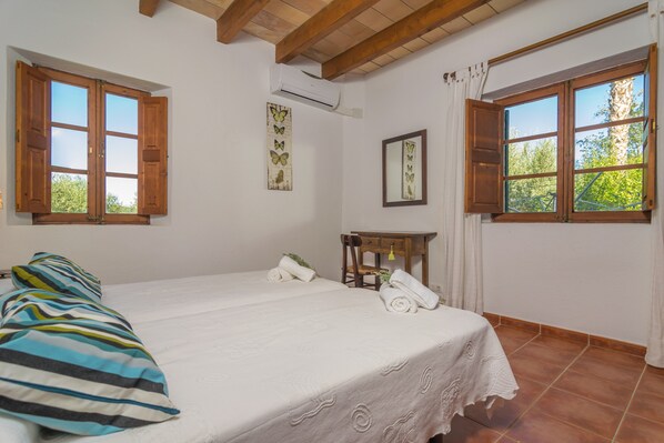 4 bedrooms, iron/ironing board, free WiFi, bed sheets