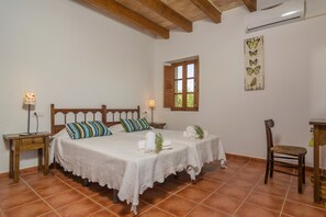 4 bedrooms, iron/ironing board, free WiFi, bed sheets