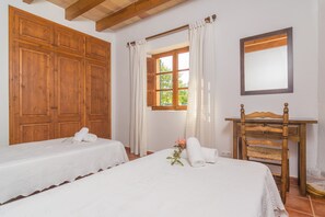 4 chambres, fer et planche à repasser, accès au Wi-Fi (inclus)