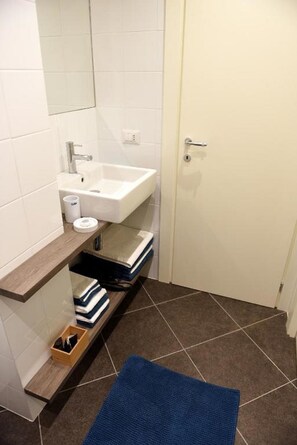 Badewanne, Haartrockner, Bidet, Handtücher