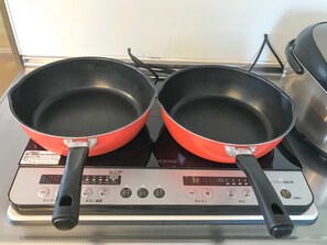 Kühlschrank, Mikrowelle, Herdplatte, Kochgeschirr/Geschirr/Besteck