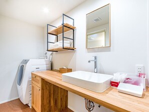 Een haardroger, handdoeken