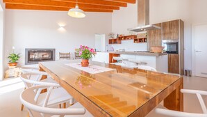 Een moderne keuken met houten kastjes, een centraal eiland en een ingebouwde oven.