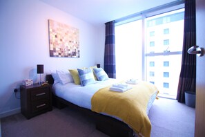 아파트 | 1 개의 침실, 각각 다른 스타일의 인테리어, 각각 다르게 가구 비치, 암막 커튼