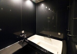 Secador de cabelo, toalhas de banho, sabonete, shampoo