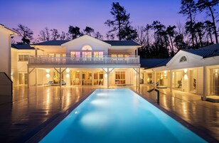 Una piscina cubierta
