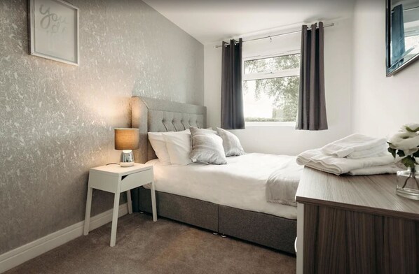 2 عدّة غرف نوم وبديكورات فريدة لكل غرفة وطراز فريد لكل وحدة وستائر تعتيم