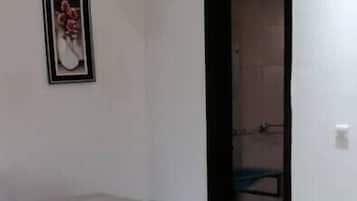 Studio Deluks | Kamar mandi | Shower, pancuran hujan, pengering rambut, dan handuk