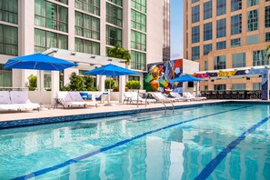 Una piscina al aire libre (de 08:00 a 19:00), sombrillas, tumbonas
