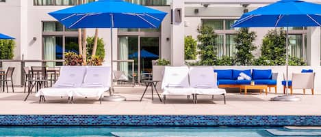 Piscine extérieure, parasols de plage, chaises longues