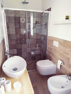 Dobbeltrom – comfort | Bad | Dusj, regndusjhode, hårføner og håndklær