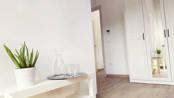 Camera tripla, accessibile ai disabili | Copriletto in piuma, con stile personalizzato