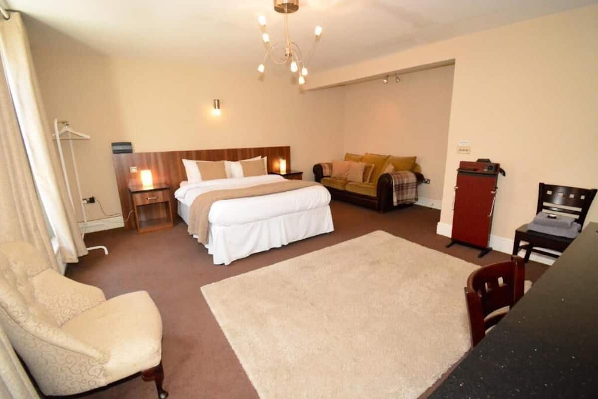 Deluxe Room, 1 King Bed | Individually decorated, individually furnished, free WiFi, bed sheets