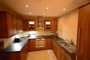 Full-size fridge, microwave, oven, electric kettle - FG Hotels Cannon Street (Preston)