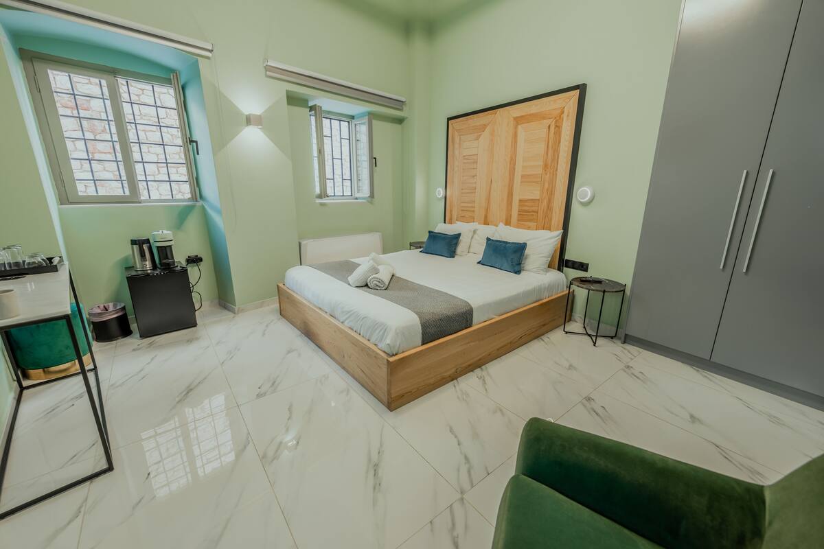 Une chambre à coucher avec un lit, une armoire, un bureau et une chaise.