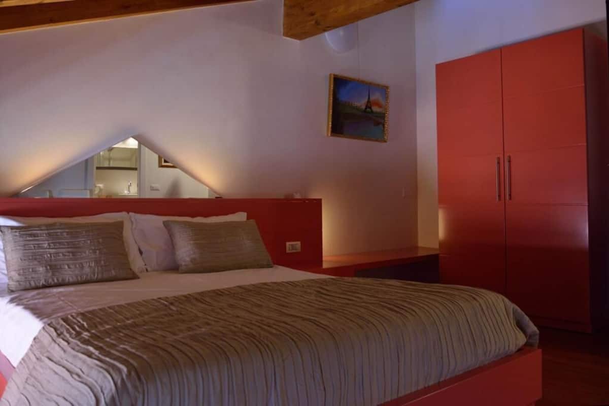 Deluxe Suite (Canossa) | Soundproofing, cribs (free), WiFi (free), bed sheets