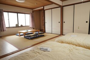 2 bedrooms, desk
