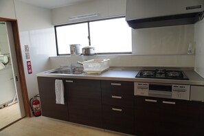 Frigorífic, microones i utensilis de cuina, vaixella i coberteria