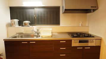 Réfrigérateur, micro-ondes, batterie de cuisine, vaisselle et ustensiles